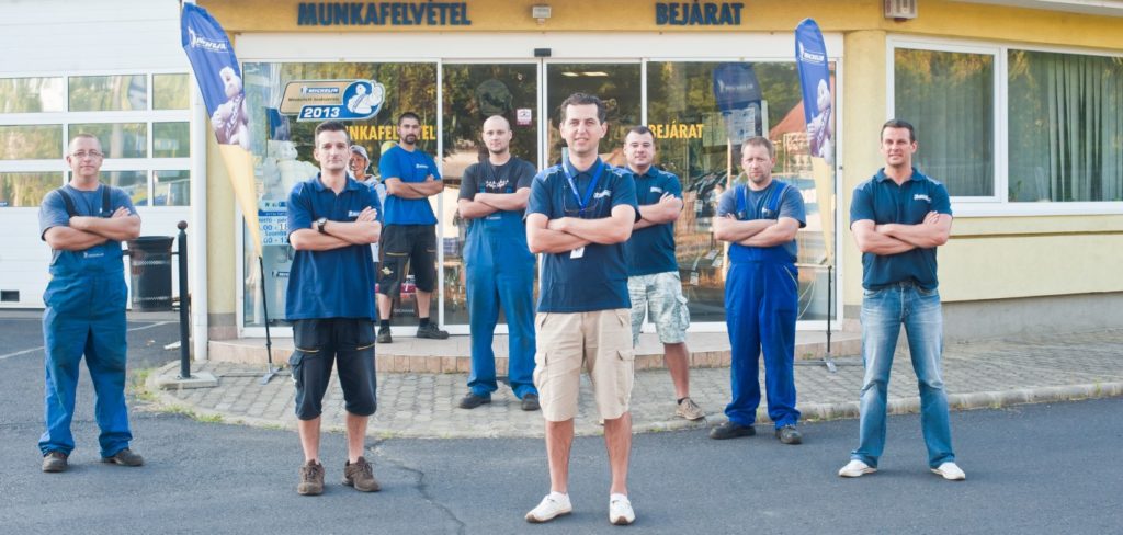 A Nord-Frank csapata a műhely előtt